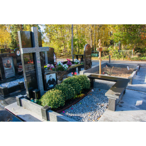 Гранитный памятник мужчине с большим крестом